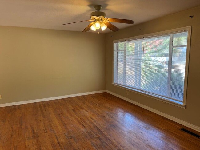 Building Photo - 3 bed 1bath in Norman! Easy to show and re...