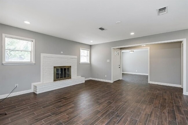 Building Photo - 1719 Longhorn Dr