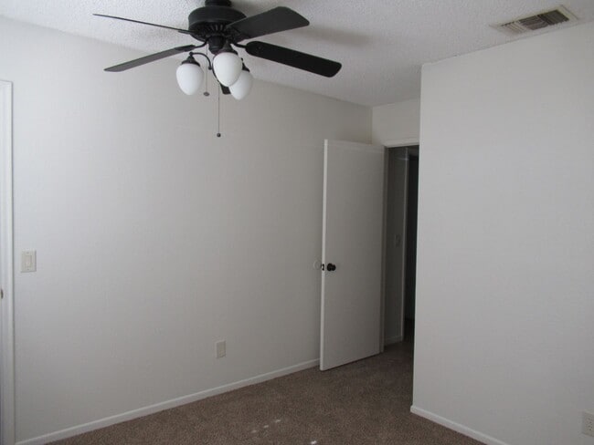 Building Photo - Nice 4 Bedroom + Den Home With Pool In AHWATUKEE!