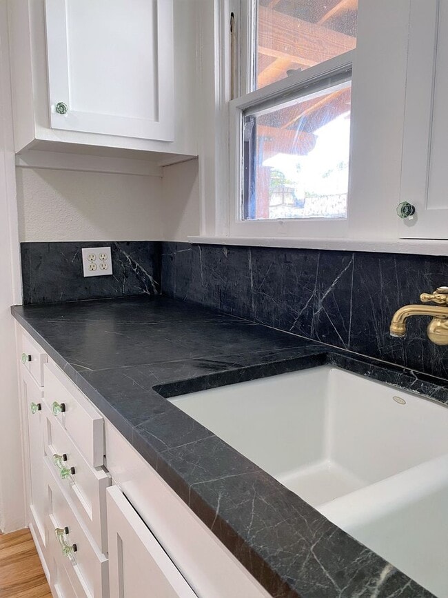 Building Photo - Restored Spanish Style Wilshire Square Home