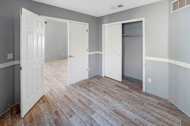Building Photo - 4663 S Valley Rd