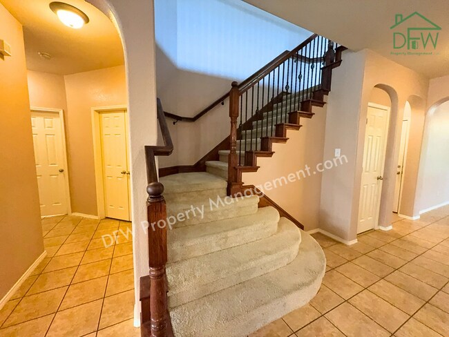 Building Photo - Elegant and Spacious 5-Bedroom Home for Lease in Fort Worth
