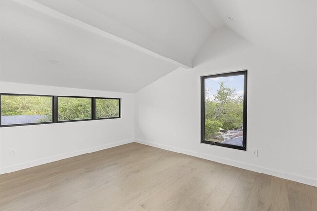 Building Photo - 912 1/2 E 50th St
