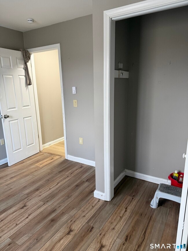 Building Photo - 138 Maple St