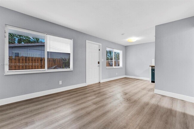 Building Photo - 1120 SW 30th St
