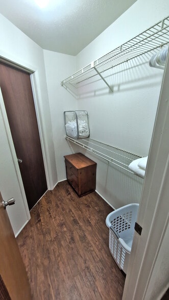 Building Photo - 1305 W Villa Maria Rd