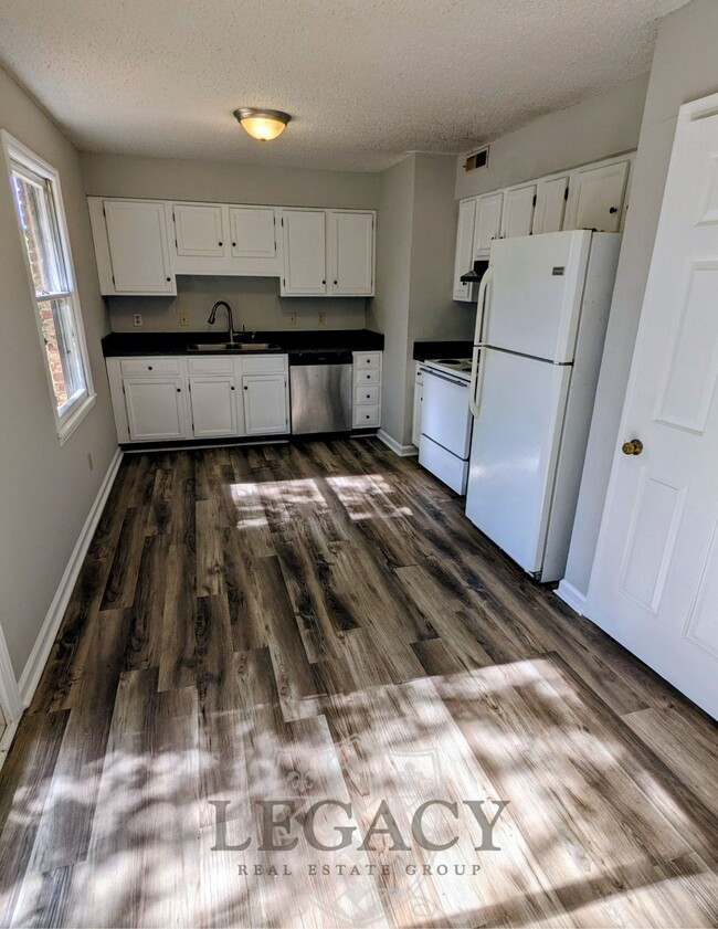 Building Photo - 2436 Thoroughbred Dr