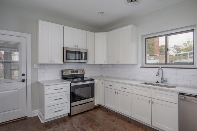 Building Photo - Adorable North Hampton House - Must See!