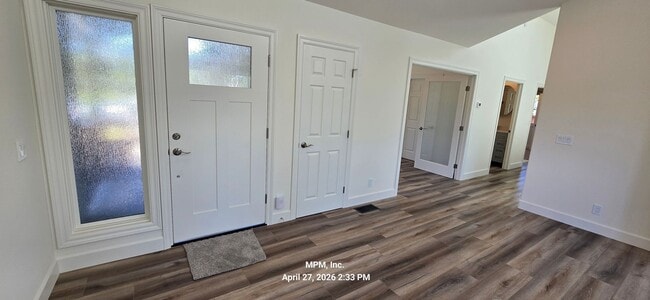 Building Photo - large custom home with peek a boo ocean views