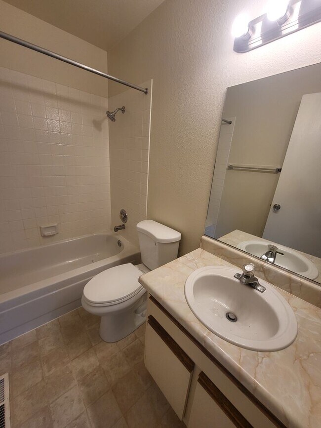 Building Photo - 3766 Emerson Dr