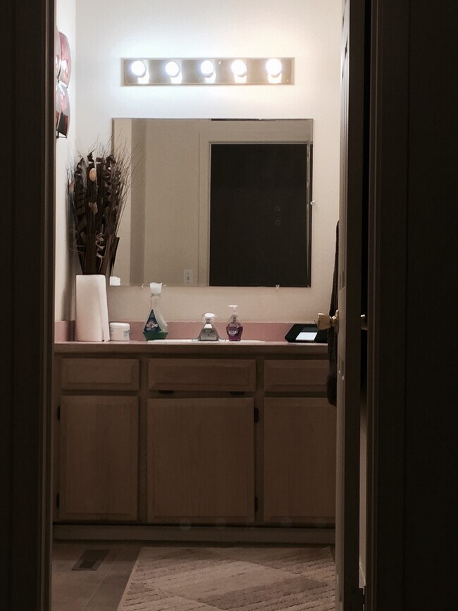 Building Photo - 4210 E 2nd Ave