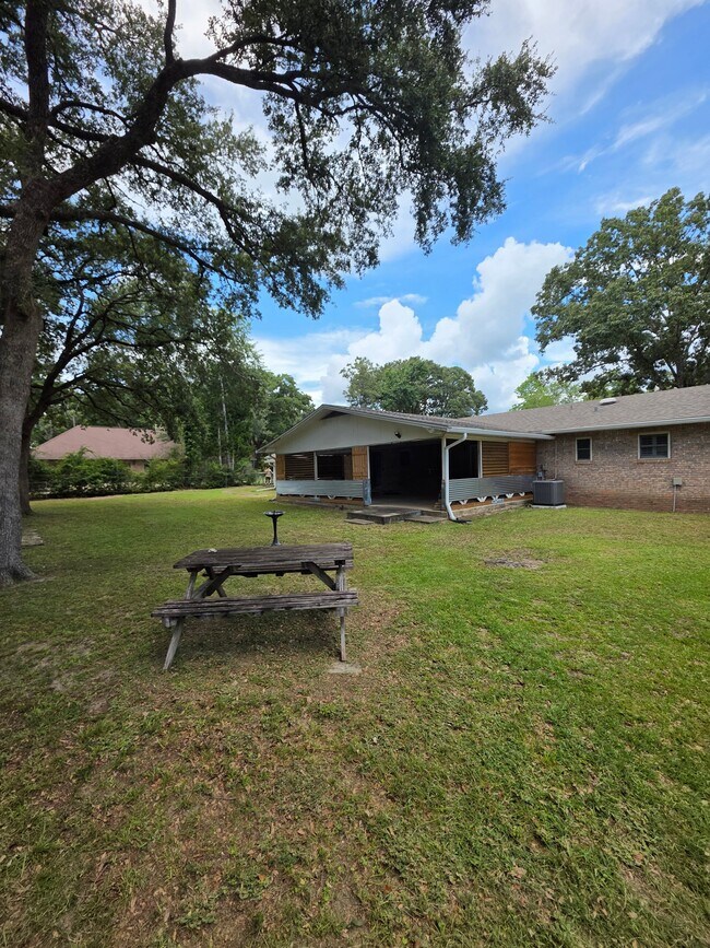 Building Photo - 318 Powell Dr