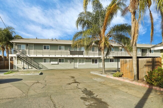 Building Photo - 111 N Walnut Ave