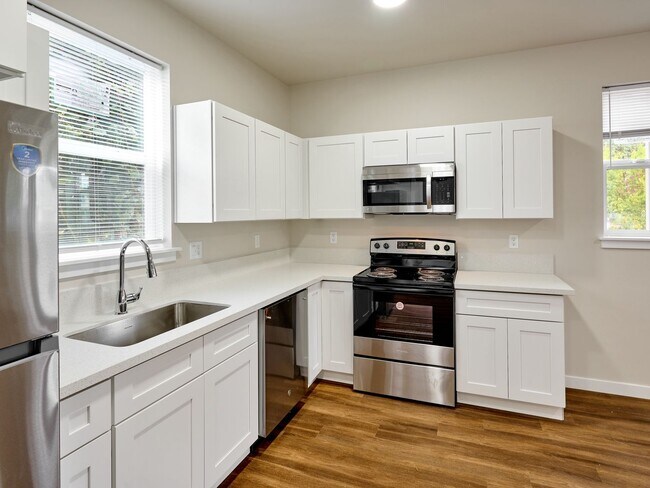 Building Photo - 1808 SW 17th Ave