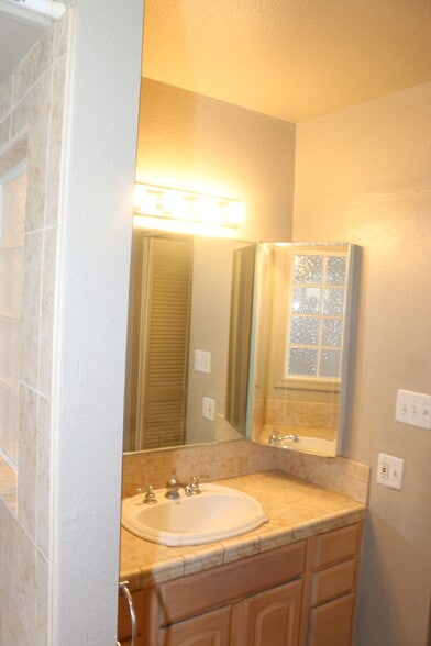 Master Bathroom - 2506 E Balboa Dr