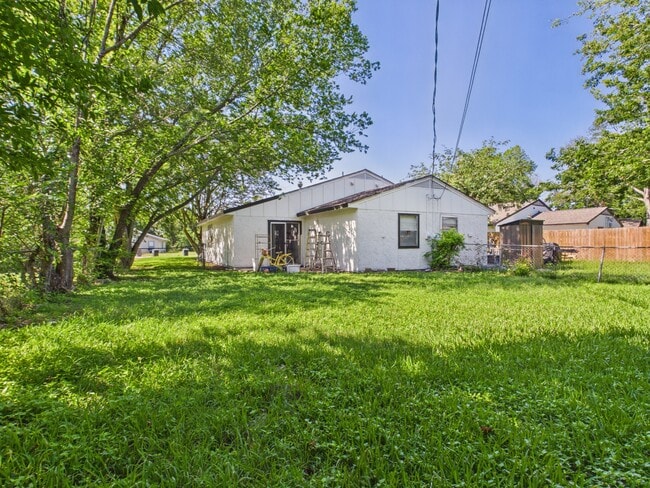 Building Photo - 1515 Pine Ridge Dr