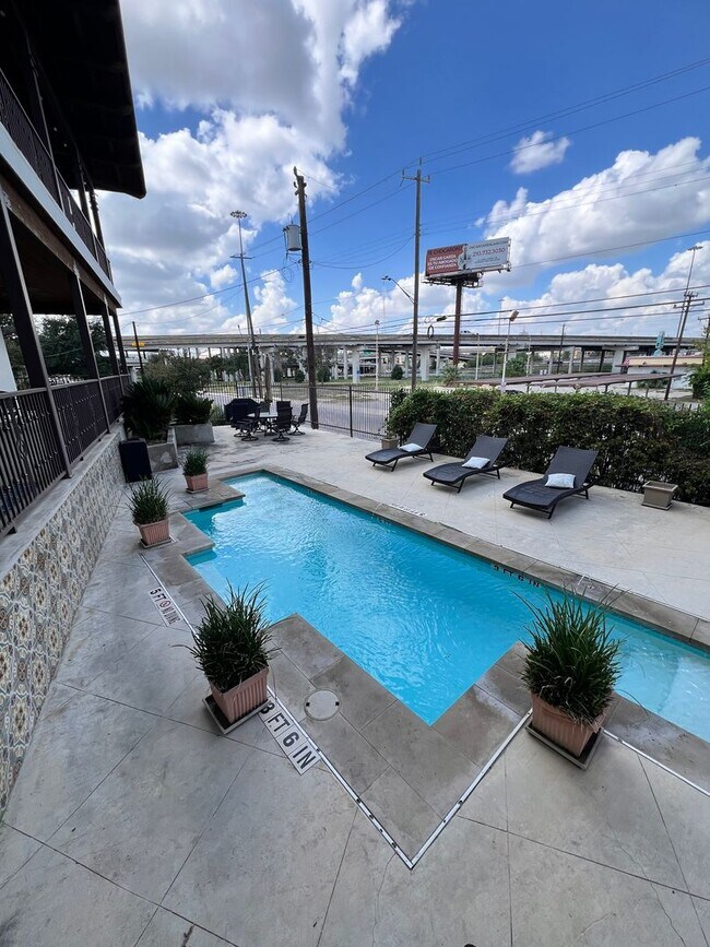 Building Photo - Gorgeous Condo minutes from The Pearl