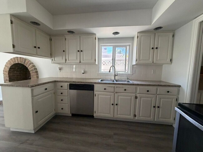 Building Photo - 174 S 600 E