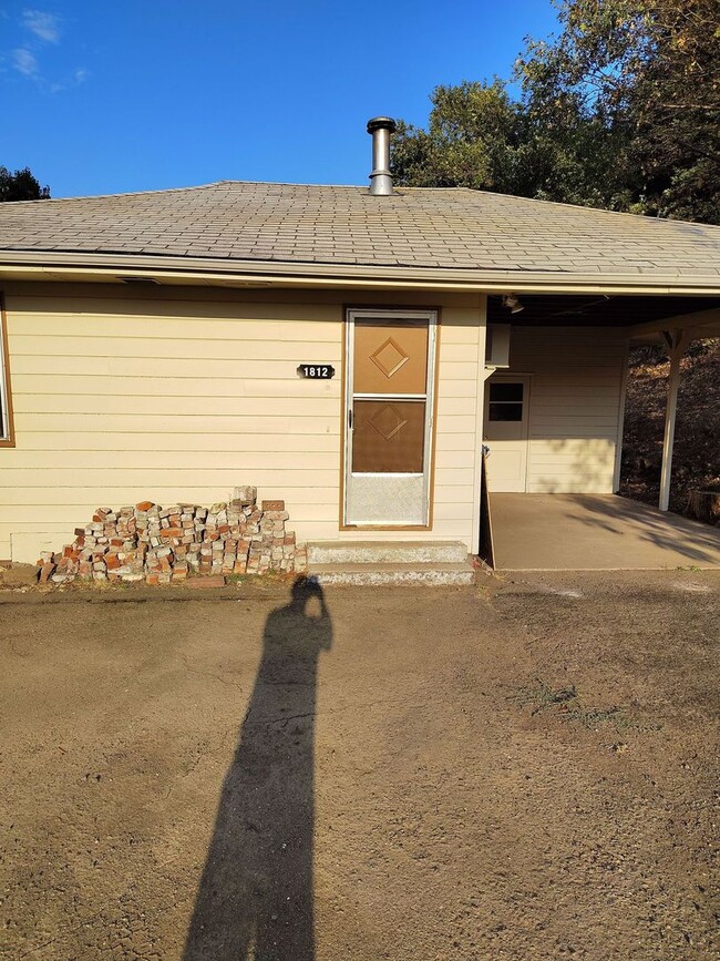 Building Photo - Spacious 4-Bedroom / 2-Bath Home with Stun...