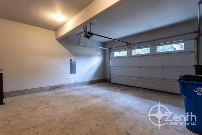 Building Photo - 113 NE Newhouse Rd