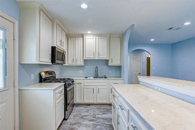 Building Photo - 8020 Bendell Dr