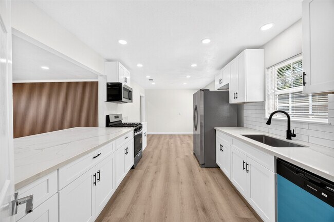 Building Photo - 1202 Dogwood Dr