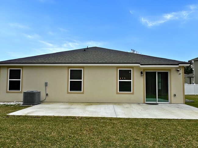 Building Photo - 4/2 centrally located!!