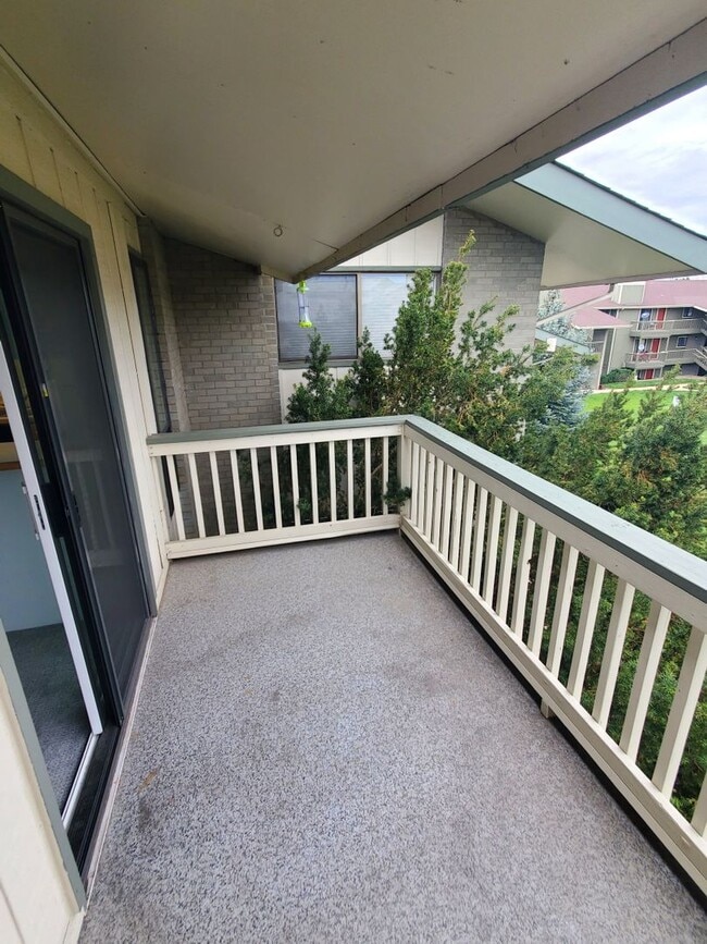 Building Photo - Recently Updated and Spacious 1B / 1B Available for June!