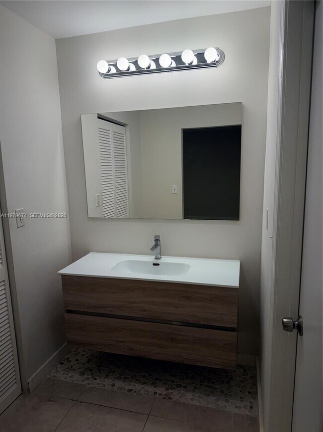 Building Photo - 11810 NE 19th Dr