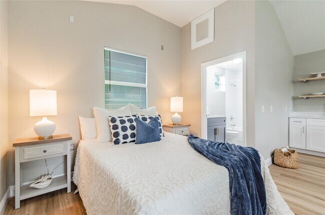 Building Photo - "Charming Studio Retreat in Tampa's Vibran...