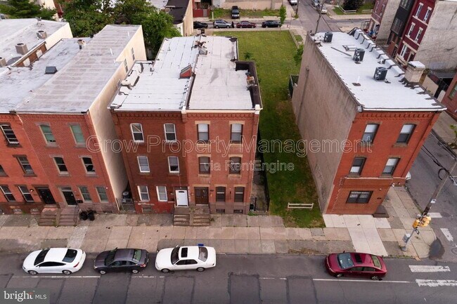 Building Photo - 1834 W Diamond St