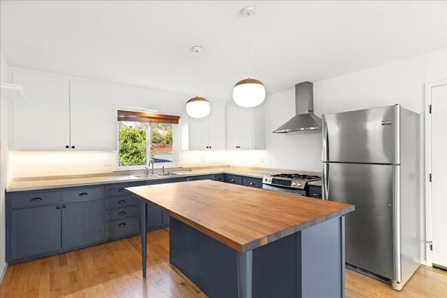 Building Photo - Beautiful remodeled 3 Bed 2 Bath home in Los Altos Hills