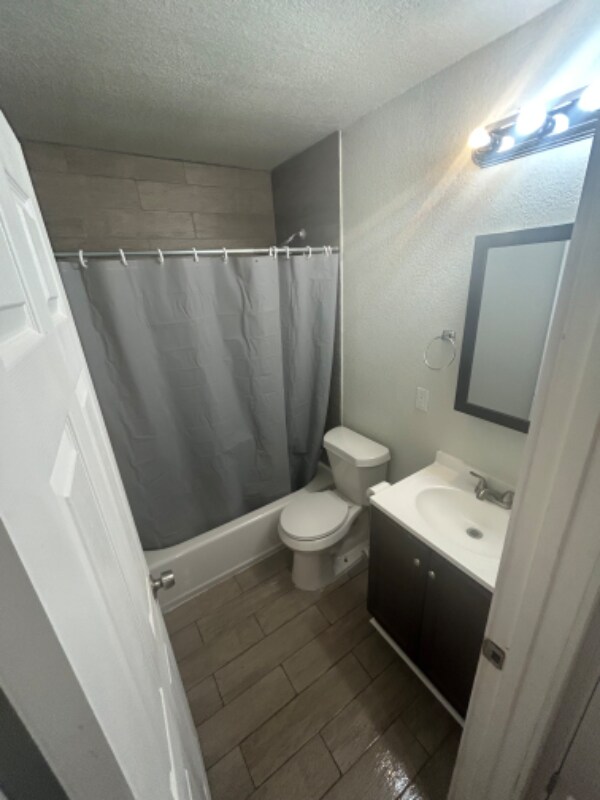Building Photo - 3211 Delano Ave