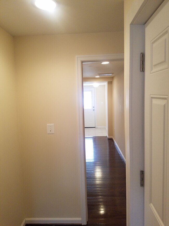 Building Photo - 1107 Penn St NE