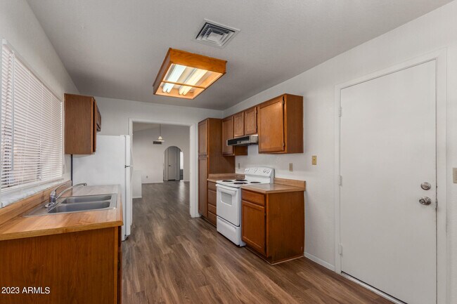 Building Photo - 7331 W Paradise Dr