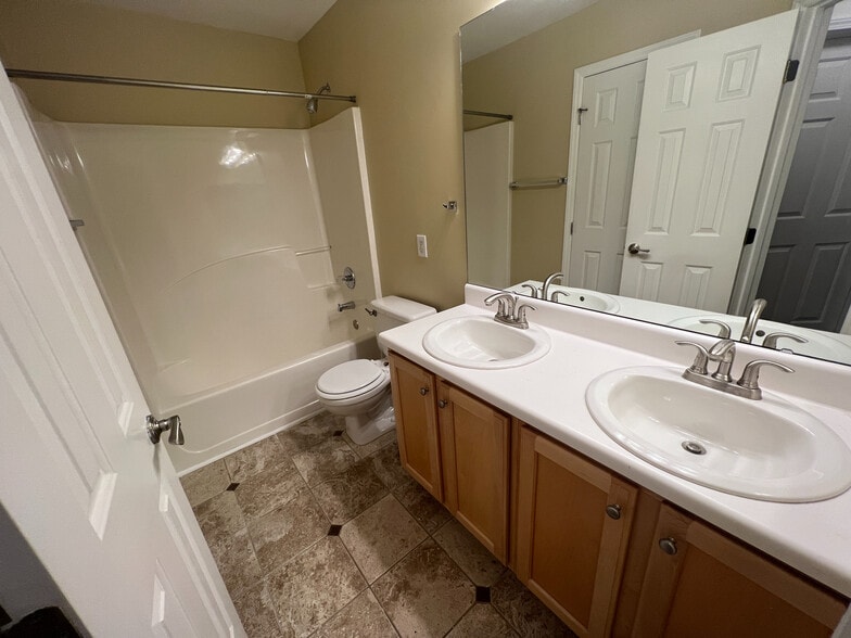 Building Photo - Room in House on Fieldmont Ct