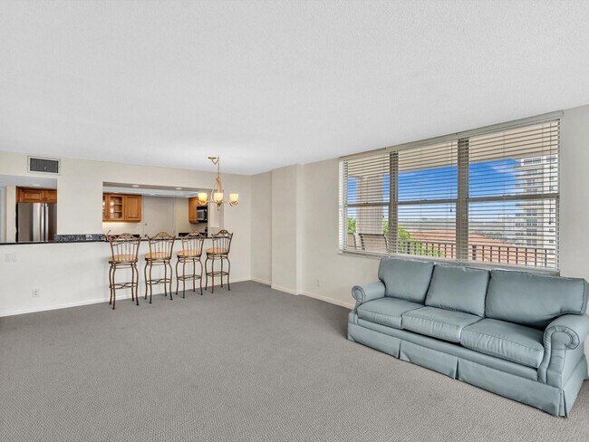 Building Photo - 1150 Hillsboro Mile