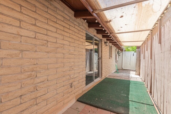 Building Photo - 2-Bedroom Condo in Citrus Acres Steps from...