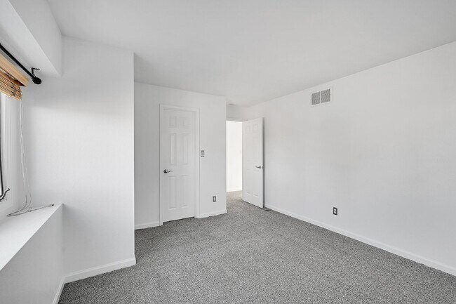Building Photo - $2,345.00, 2 Bed, 1.5 Bath in Boulder with In Unit Laundry