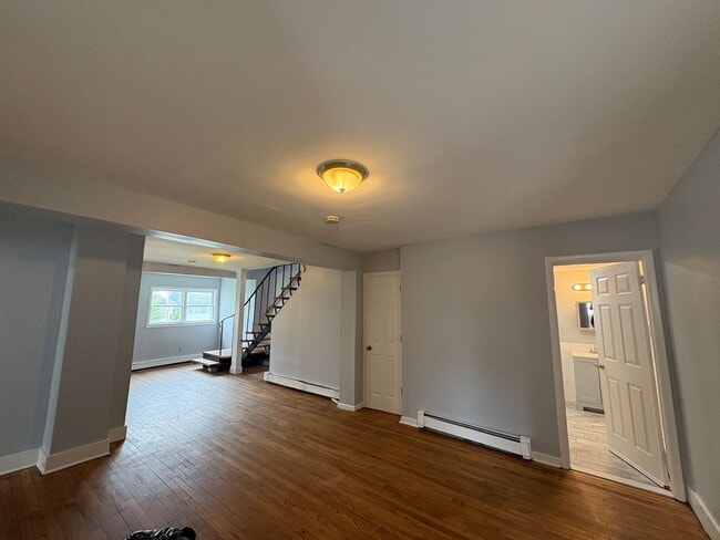 Building Photo - Large 5 Bedroom 2 Bathroom Single Family H...