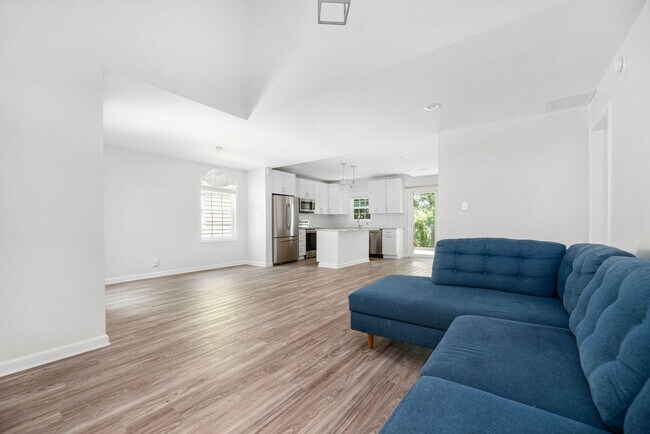 Building Photo - (Coming Soon) Renovated Home just minutes from Uptown!