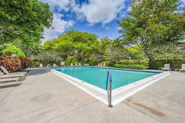 Building Photo - 4020 W Palm Aire Dr