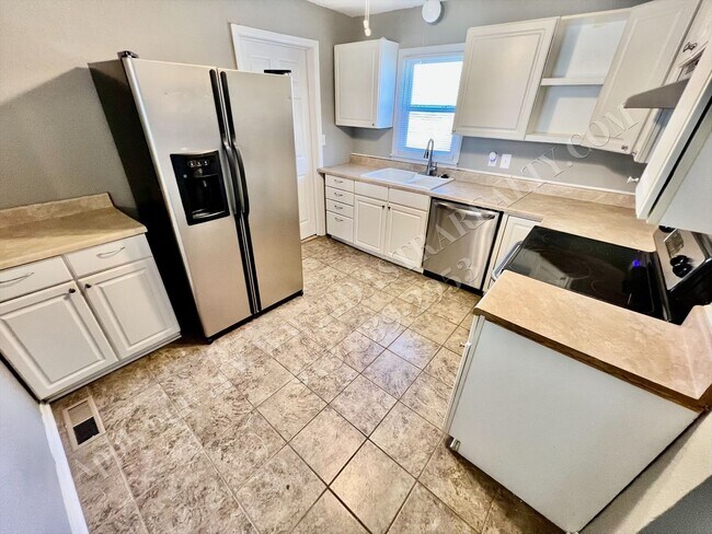 Building Photo - ADORABLE and CLEAN home in KCK-Available N...