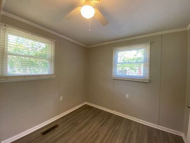 Building Photo - 3 Bedroom, 2 bath Home
