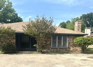 Building Photo - 1007 Southmoor Dr
