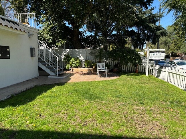 Building Photo - 1219-1223 S Lake St