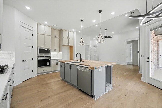 Building Photo - 310 Hedge Dr