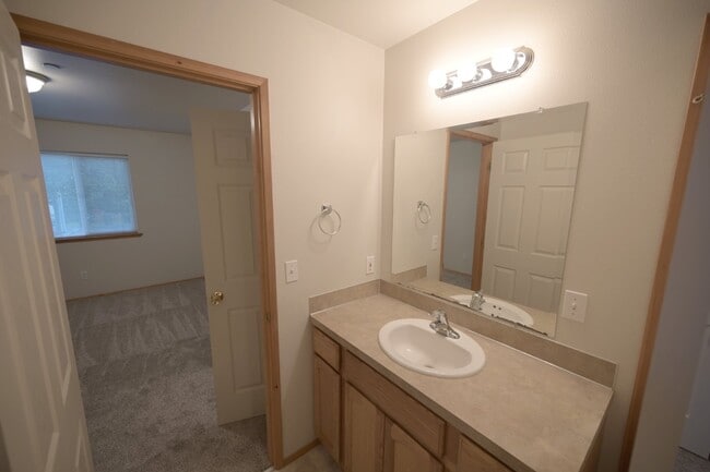 Building Photo - Super clean 2 bed 1 bath apartment in Port...