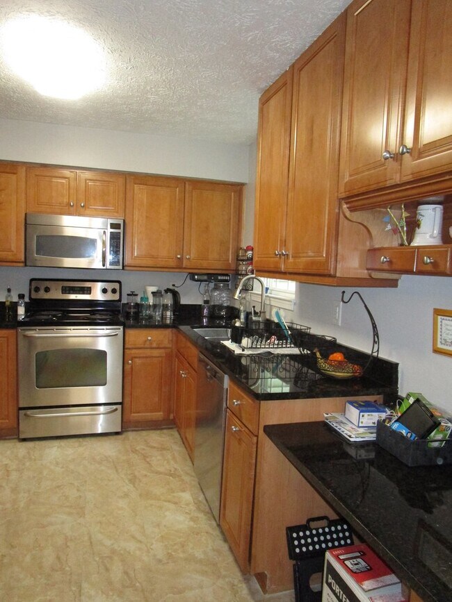 Building Photo - Large 4 Bedroom Townhouse in Gaithersburg!...
