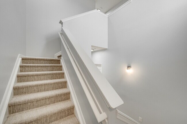 Building Photo - End Unit in Lake Washington Townhomes!!